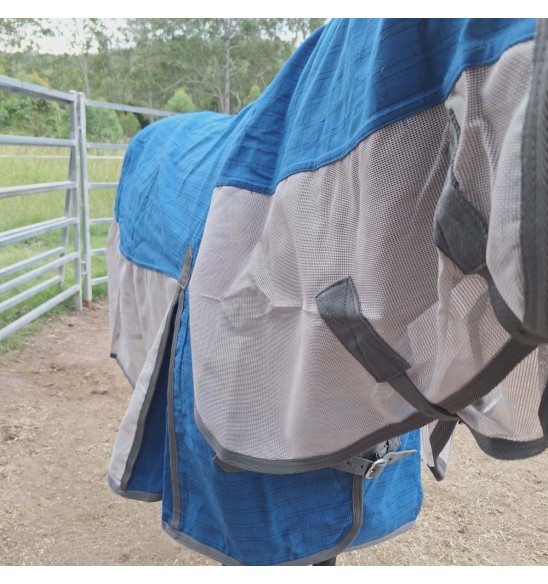 Horse rug for light rain and airflow