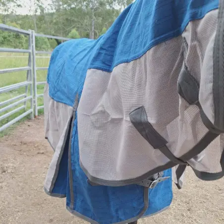 Horse rug for light rain and airflow
